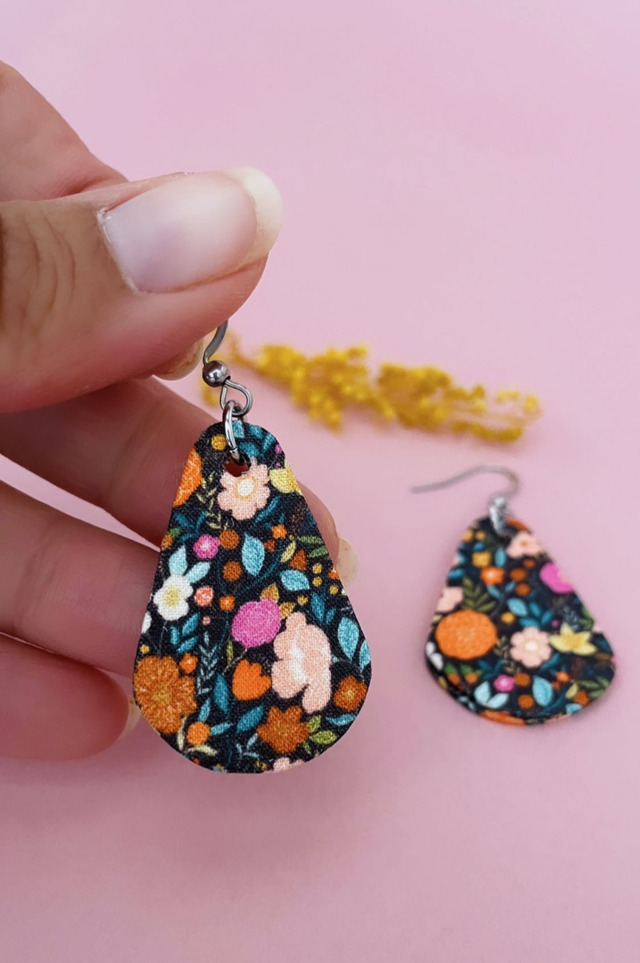 Boucles d'oreilles carton et tissu, forme petites gouttes, collection "1001 fleurs" - fond noir et motifs fleuris multicolores