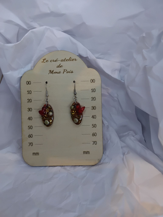 Boucles d’oreilles Cœur en Résine – Incrustations Bois, Or Pailleté et Rouge