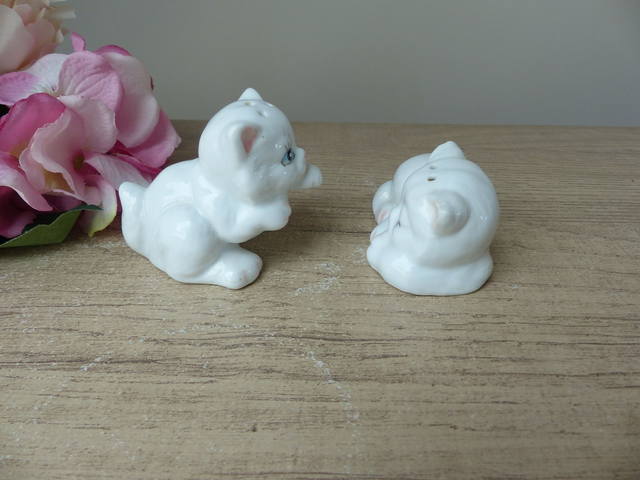 Vintage salière et poivrière collection animaux chats , Couple de chats en céramique blanche , décor cuisine années 1970 - 80