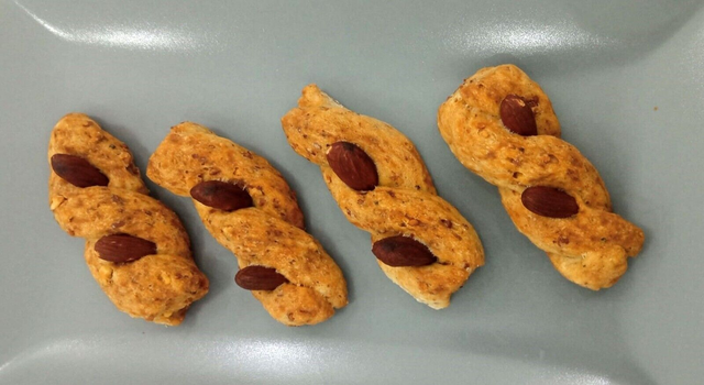 TORCETTI ALLE MANDORLE CON SUGNA E PEPE Confezione 500 gr.