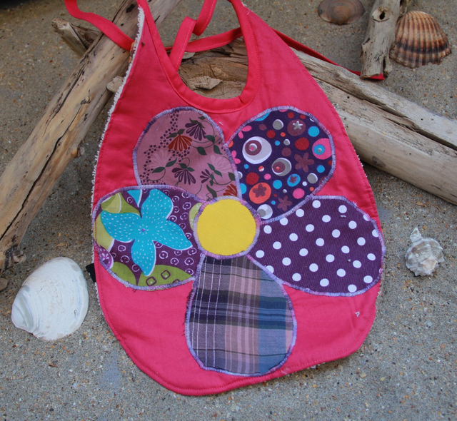 Bavoir fleurs et gant de toilette assorrti