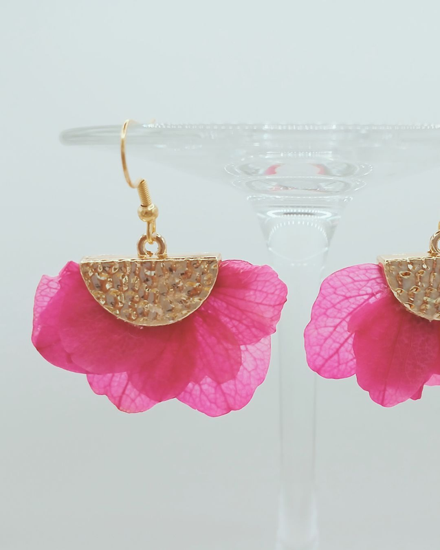 Pétales précieux – Boucles d’oreilles dorées &amp; hortensia éternel