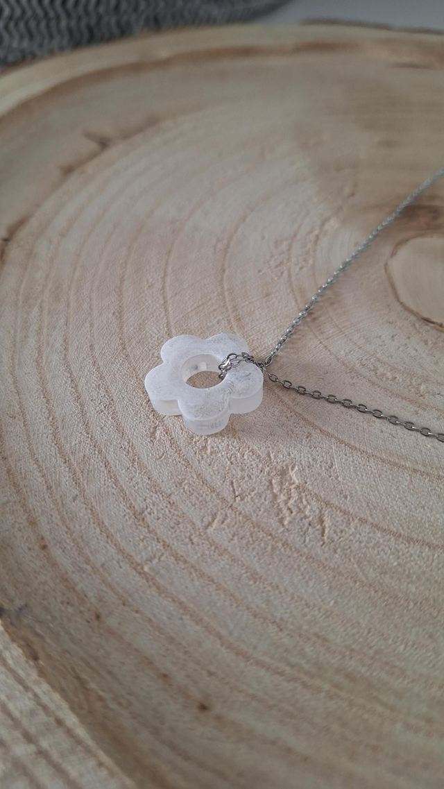 Collier argenté fleur transparente avec effets blancs