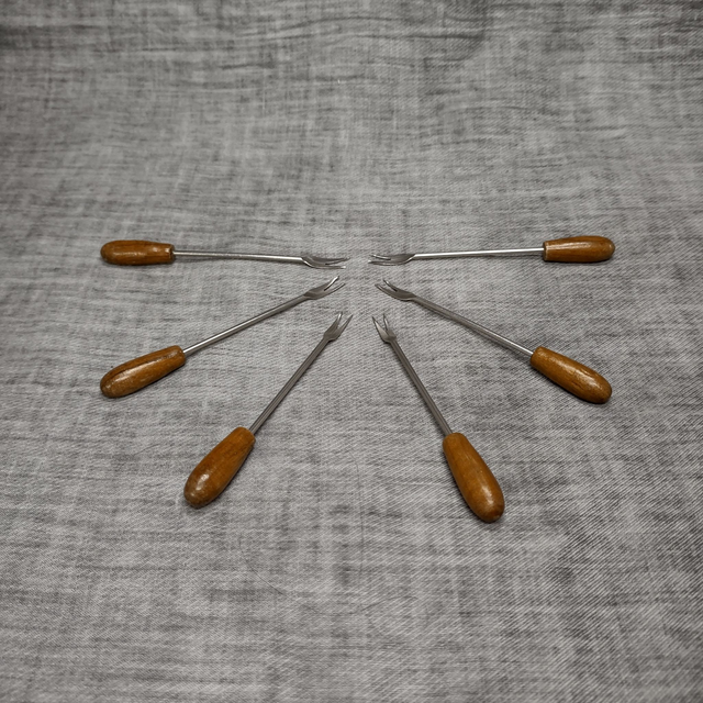 Made in Holland | Cocktail Tapas Olijf Vorkjes | 6 stuks uitvoering hout met metaal (lengte 9,5 cm | diameter 1 cm | breedte 1 cm) | Vintage