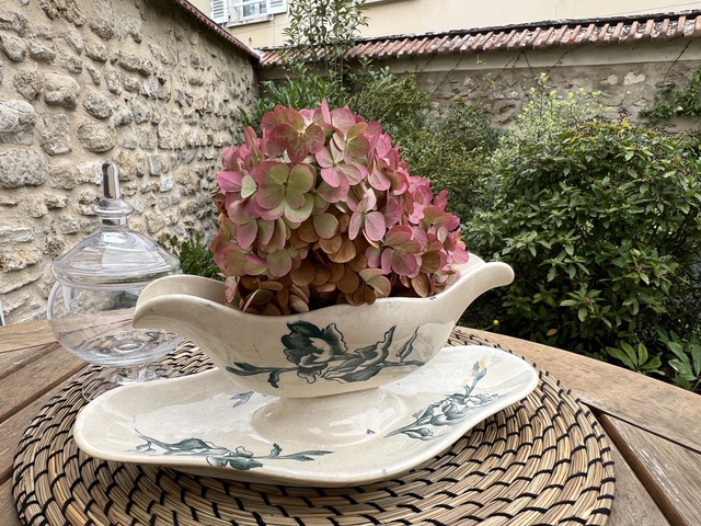 ROSE DE NOËL - Saucière de la faïencerie de Lyon - Terre de Fer