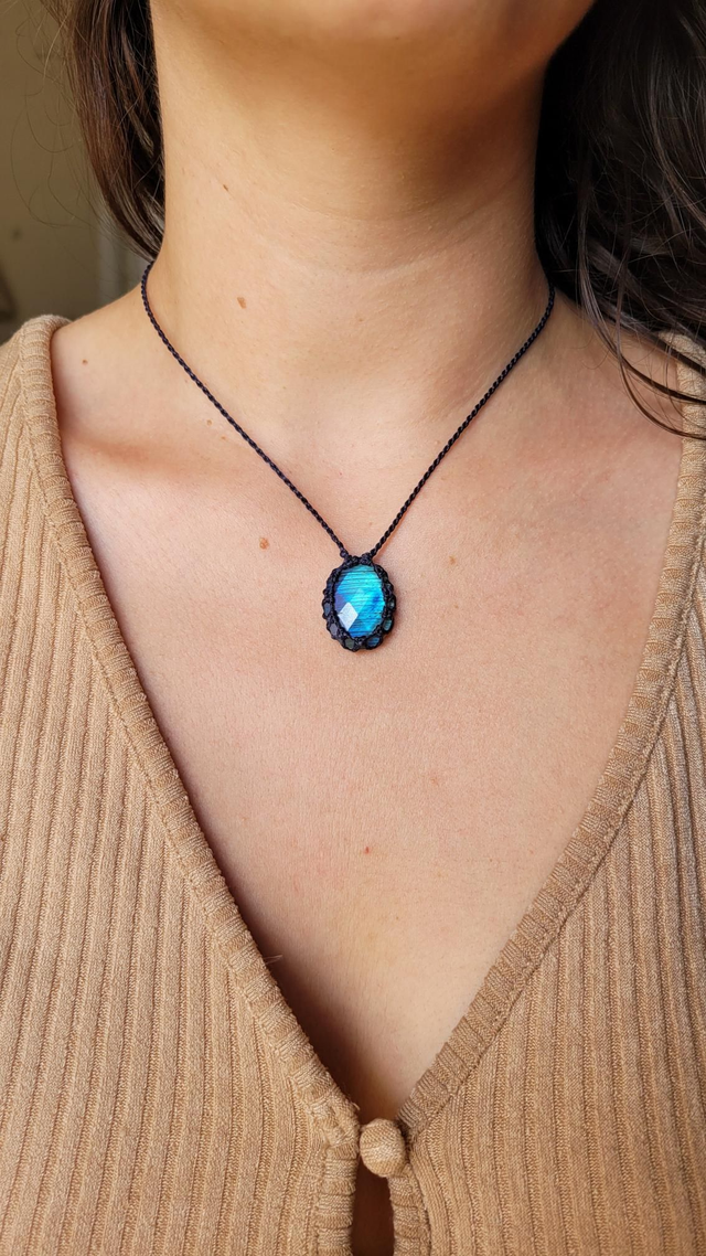 Collier macramé bleu double face - Labradorite bleue facettée