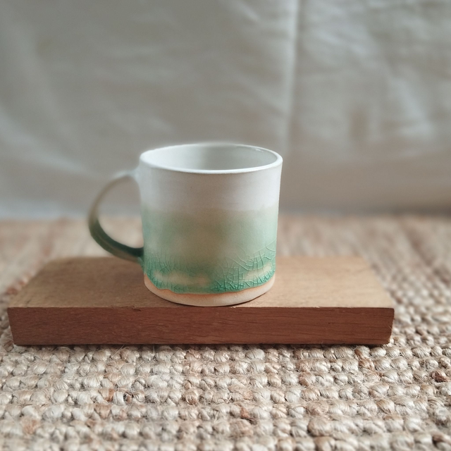 Mug, argile blanc, émail blanc et vert craquelé