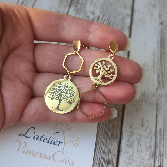 Boucles d&#039;oreilles &quot;Asymétrique&quot; arbre de vie gravé doré