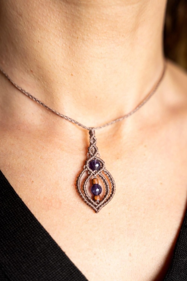 Collier en micro-macramé marron et perles Améthyste 