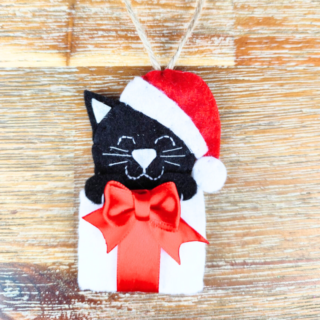 Suspension &quot;Chat &amp; Cadeau&quot; (chat noir)  (1)