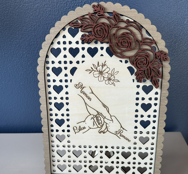 Cadre mains enlacées maman et enfants fête des mères