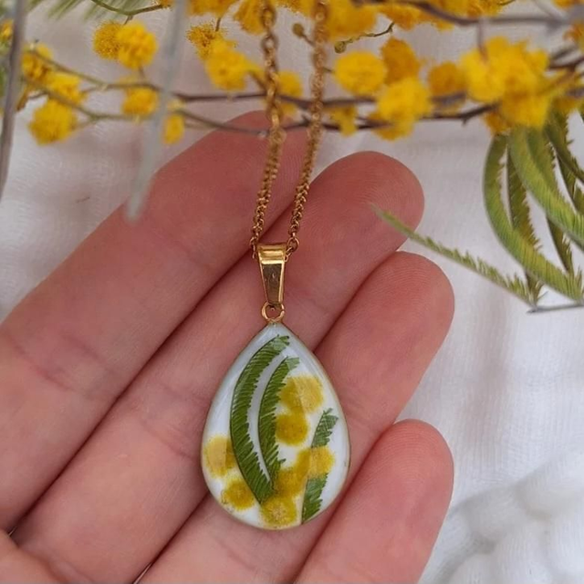 Collier doré · Fleurs de Mimosa 