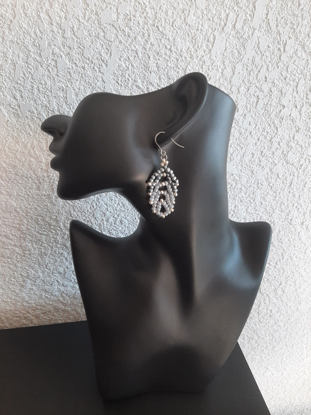 Boucle d&#039;oreilles feuille gris- nuance  en perle rocaille  incrustés de perles cristal  boucle en acier inoxydable argenté		