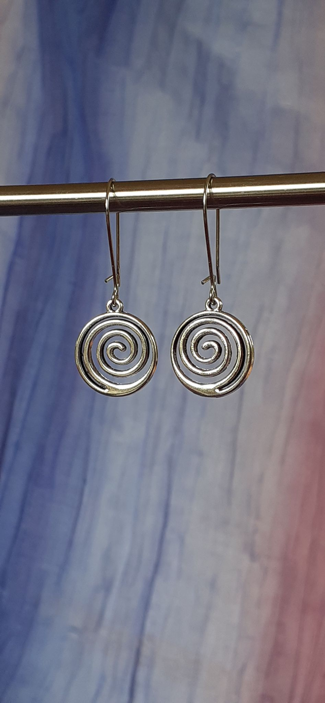 Kiribila  Boucles d'oreilles argentées, acier inoxydable, breloque forme spirale.