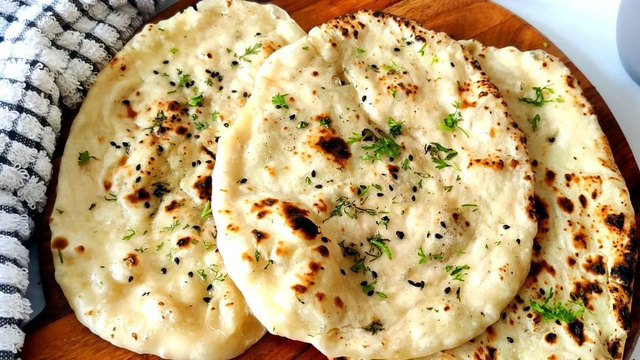 Naan – Soft &amp; Fluffy Indian Flatbread