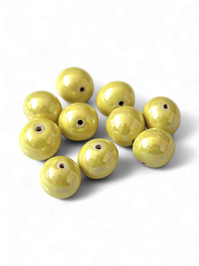 Perle de faïence jaune nacrée, semi-ronde, 0,8-0,9 mm x 1 pc