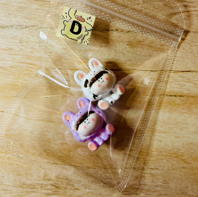 D- 2 cute figure beads purple &amp; white