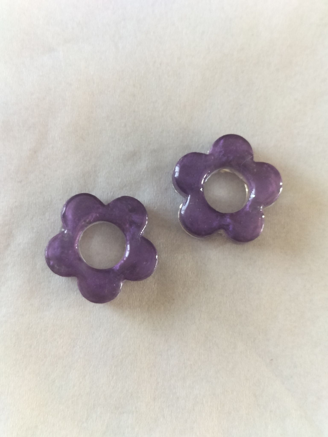 Créoles et pampilles fleurs unies violettes irisées