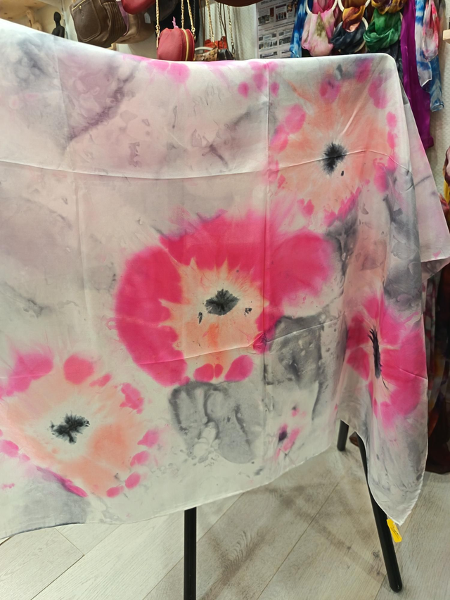 Carré de soie fushia et noir Fleurs Églantine