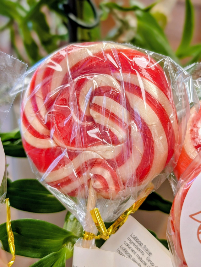 Lollipop sucette Fraise de chez Tûtûte confiserie