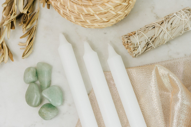 Bougie teintée masse blanche - favorise les actes spirituels, maternité, famille