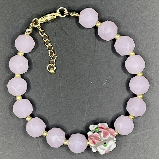 B002 - Bracelet perles verre roses perle centrale sculptée 