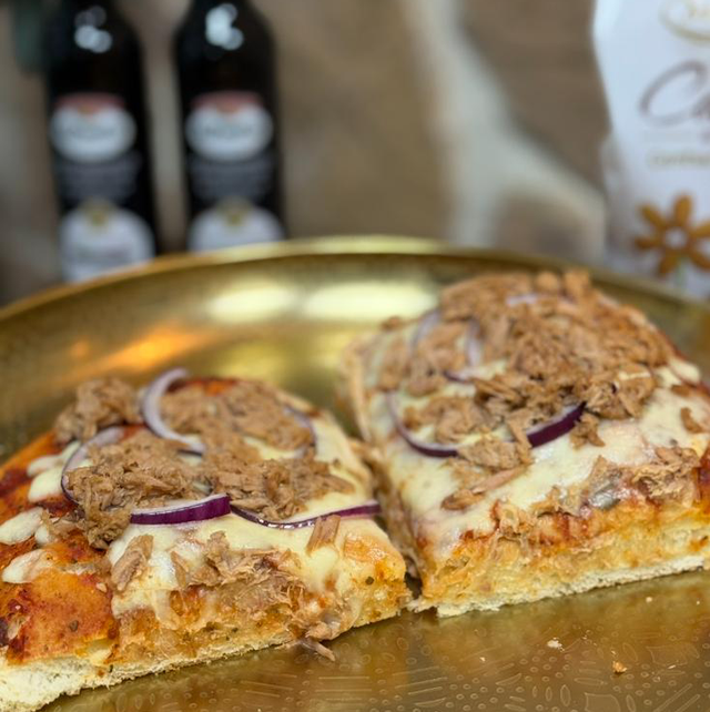 Pizza stuk - Tonno