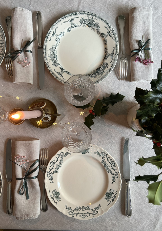 CHOISEUL - Suite de 6 assiettes plates dépareillées - Terre de Fer