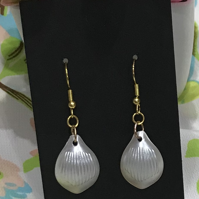 White/Cream Dangling Earrings- WDE26