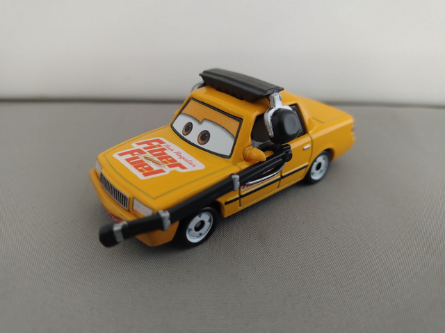 Disney Pixar Cars 1 - Masha Ellswrench - Fiber Fuel Team Chef