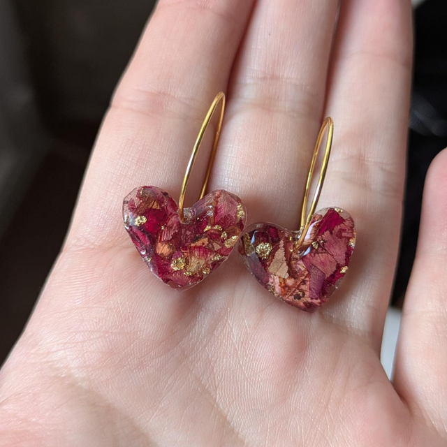Aros con corazones con pétalos de rosas 