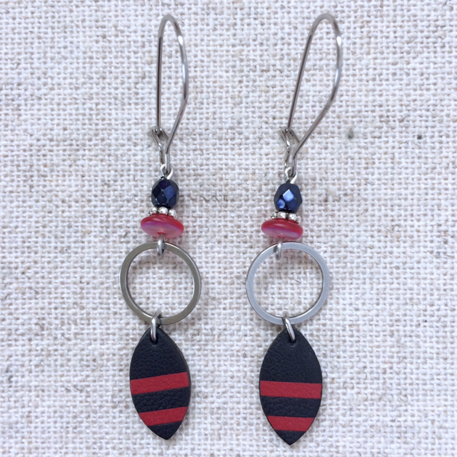Boucles d’oreilles « Gavotte » argentées, réversibles, cuir façon marinière bleu très foncé et rouge/ cuir bleu très foncé 