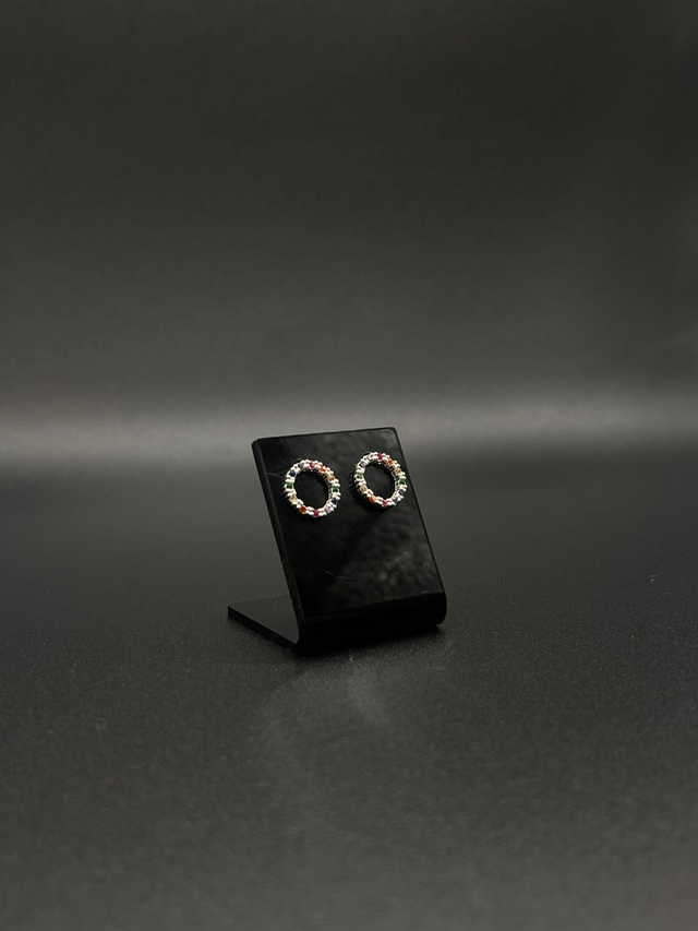 Brinco círculo vazado com zircônias coloridas