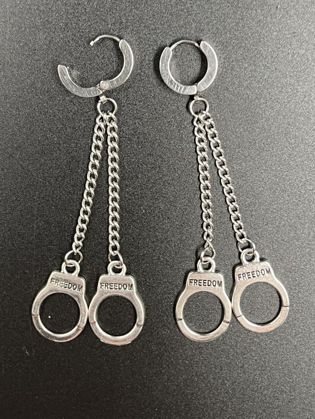 Oorbellen met dubbele handboeien voorzien van cliphaak