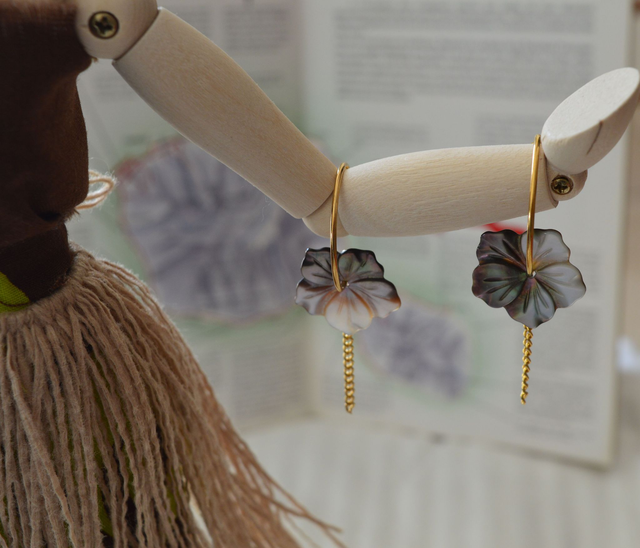 Boucles d'oreilles - créole dorée acier inoxydable 2,5 cm -fleur tipanié en nacre 2 cm - chainette dorée 2 cm