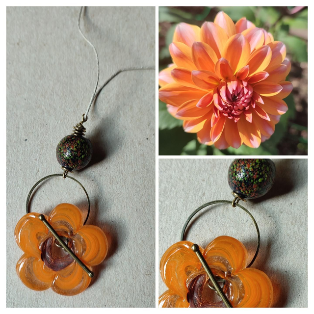 Collier fleur en verre de Murano orange et perle noire mouchetée monté sur fil de lin avec chaîne d&#039;extension bronze, pièce unique 