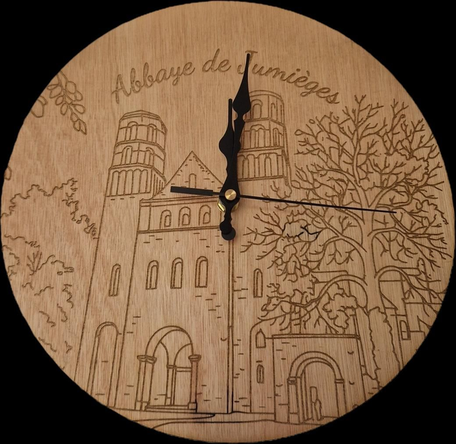 Pendule en bois gravé 25cm