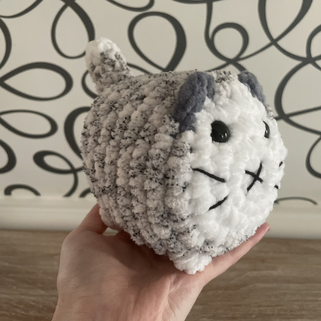 Chat boule gris