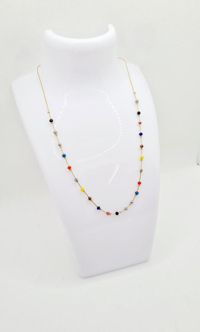 Collier "Maddie" en acier inoxydable or et petites perles facettées et colorées 