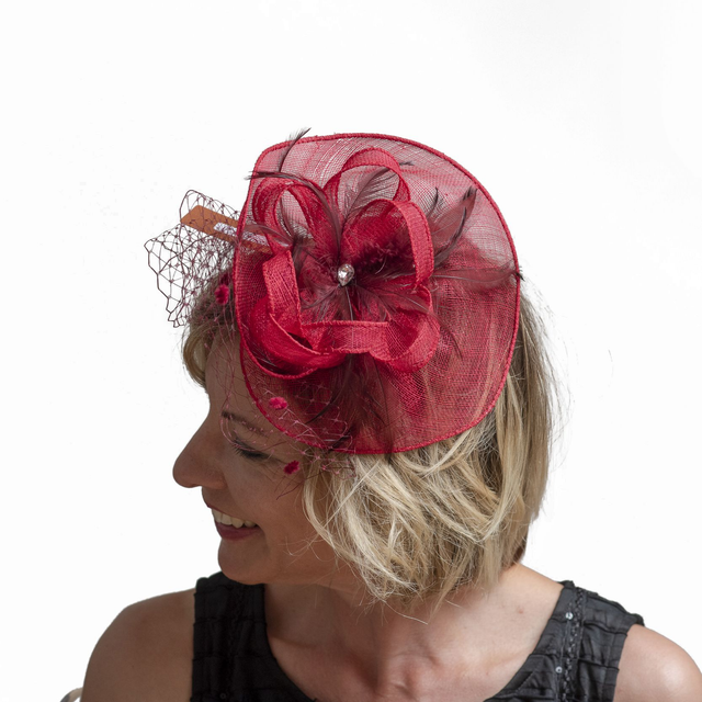 Punainen hatuke helmisomistein