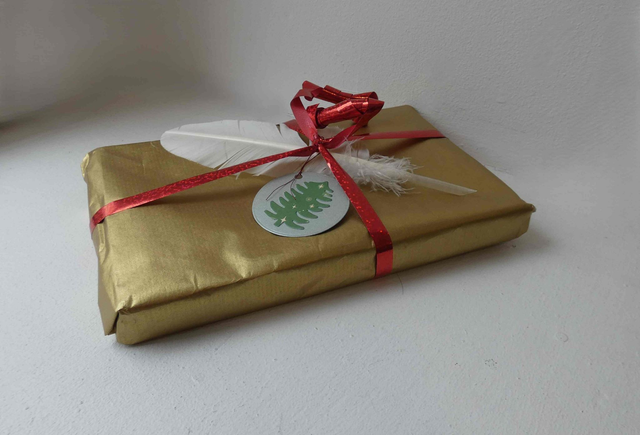 étiquettes cadeaux rondes et carrées argentées et dorées avec sapin