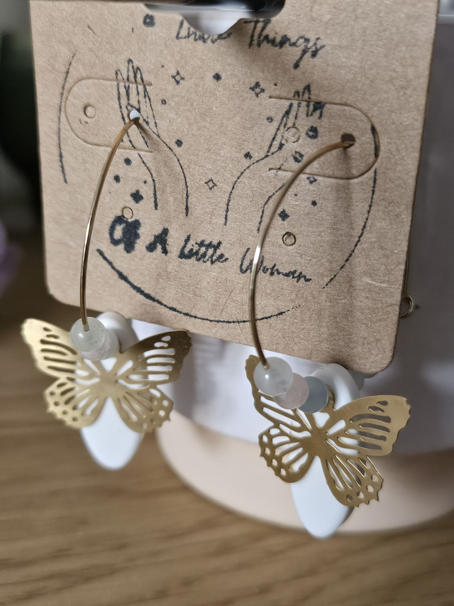 Créoles papillons dorés, jesmonite et perles de morganite