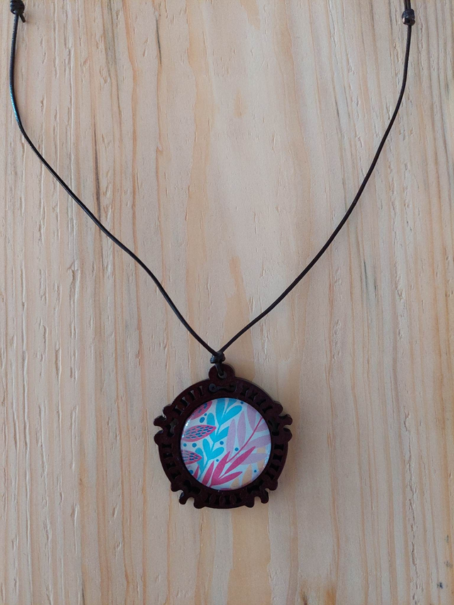 Collier cabochon et bois Feuillage rosé