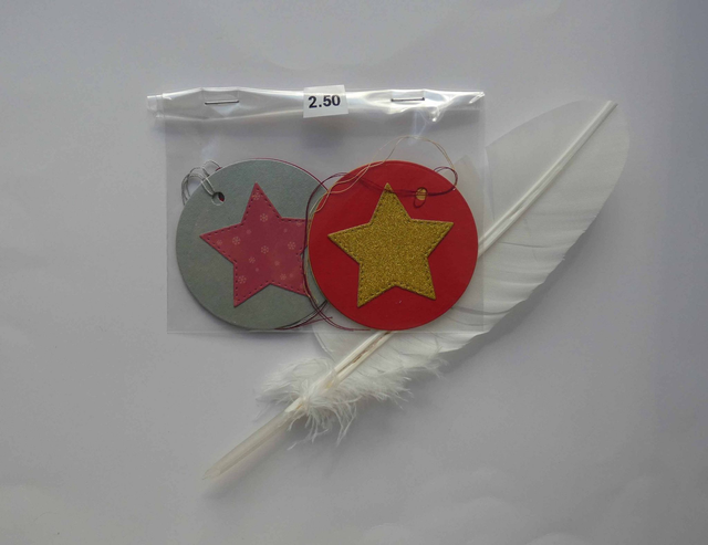 étiquettes cadeaux rondes argentées, rouges et dorées avec étoiles