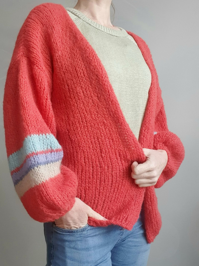 Handgebreid luxe damesvest in alpaca en zijde met ballonmouw