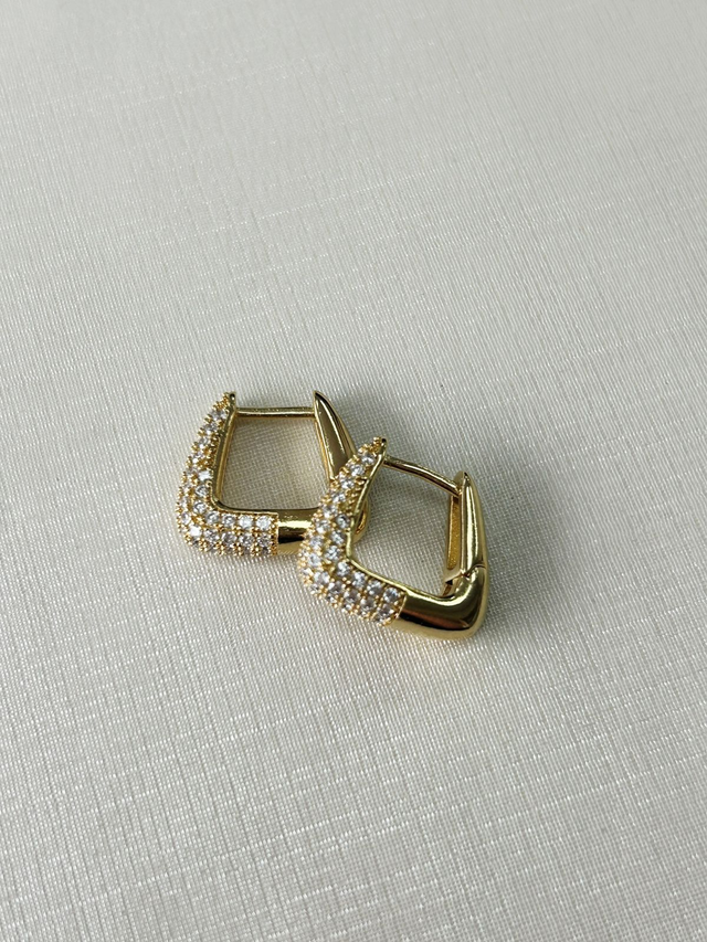 BRINCO CLICK ARGOLA CRAVEJADA QUADRADA BANHADO EM OURO 18K