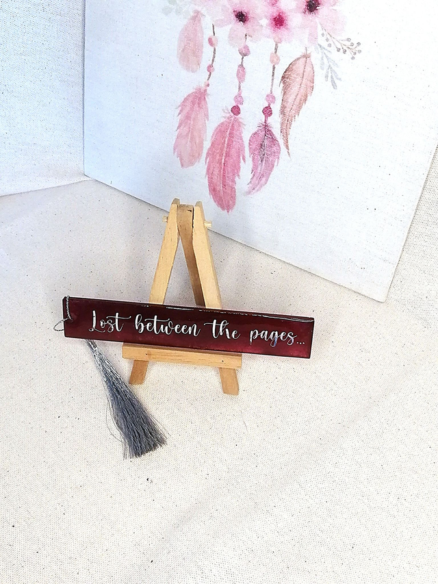 Marque-page en résine rouge grenat avec inscription inspirante et raffinée