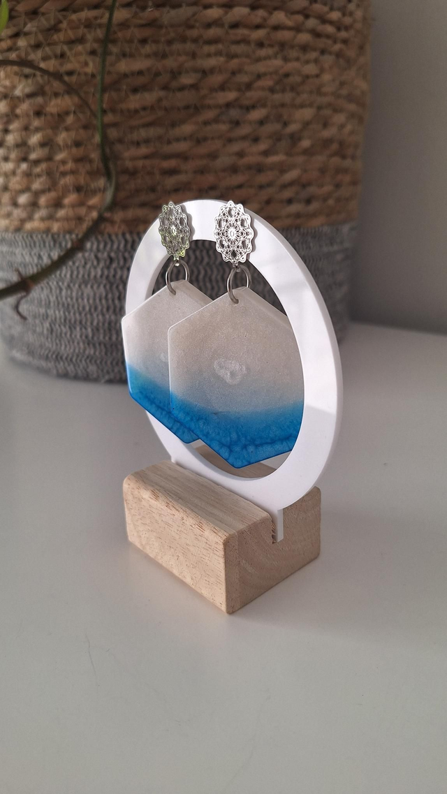 Boucles d&#039;oreilles hexagonales bleues et blanches