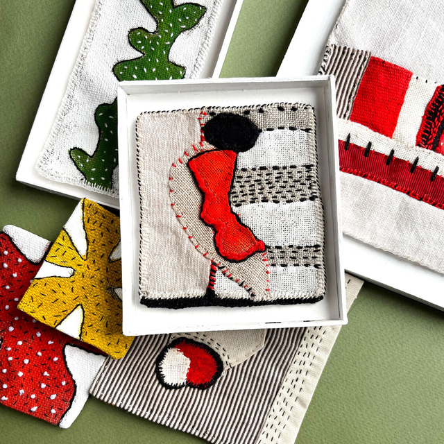 Petit tableau textile abstrait écru, rouge et noir, pièce unique 