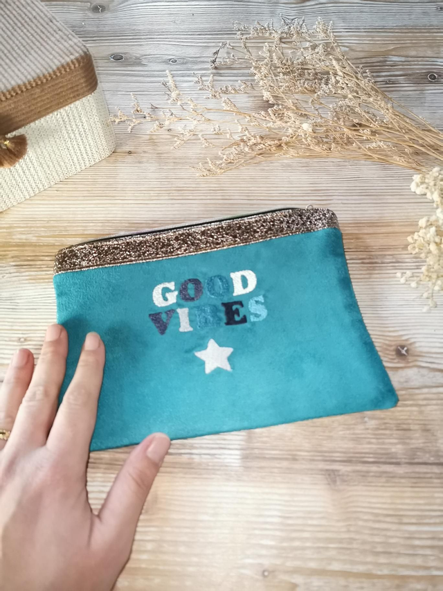 ✨ Pochette &quot;Good Vibes&quot; brodée - Bleu turquoise ✨